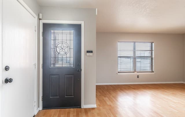 3-bedroom rental at 6203 Lakeview Dr in San Antonio, TX — photo 5