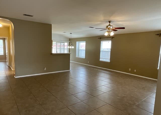 3-bedroom rental at 1327 Diamond in San Antonio, TX — photo 3