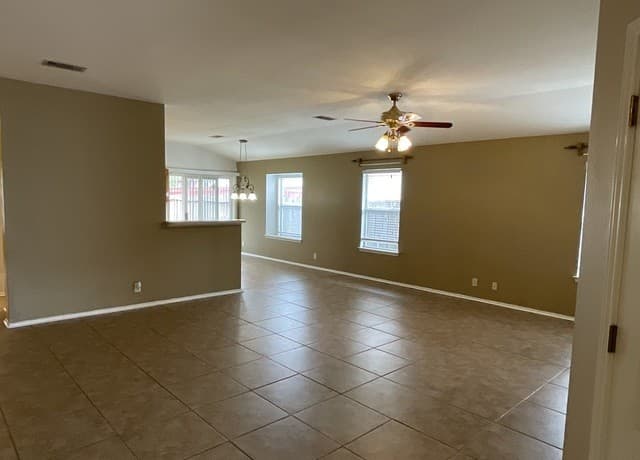 3-bedroom rental at 1327 Diamond in San Antonio, TX — photo 4