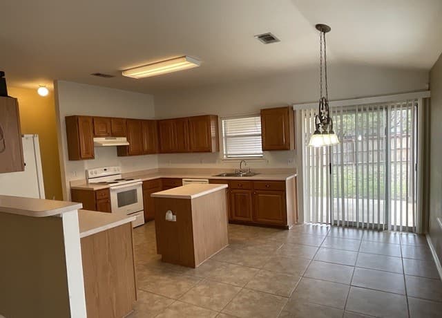 3-bedroom rental at 1327 Diamond in San Antonio, TX — photo 5