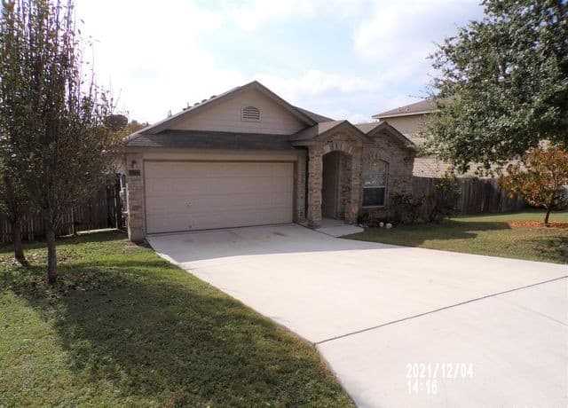 4-bedroom rental at 10722 Firefox Den in San Antonio, TX — photo 2