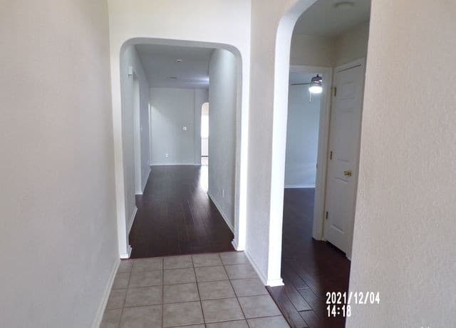 4-bedroom rental at 10722 Firefox Den in San Antonio, TX — photo 4