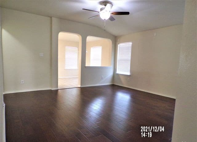 4-bedroom rental at 10722 Firefox Den in San Antonio, TX — photo 5