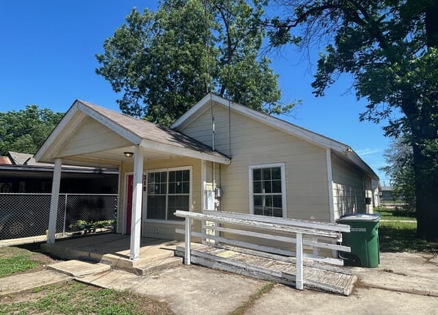 3-bedroom rental at 319 Noria St in San Antonio, TX — photo 3