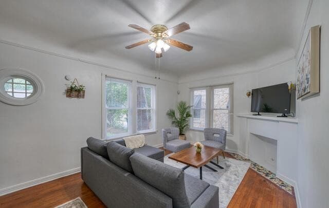 2-bedroom rental at 311 W Lullwood in San Antonio, TX — photo 3