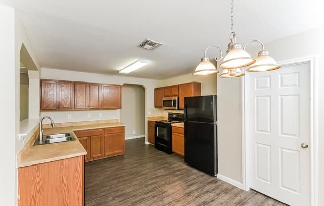 4-bedroom rental at 8422 Silver Brush in San Antonio, TX — photo 3