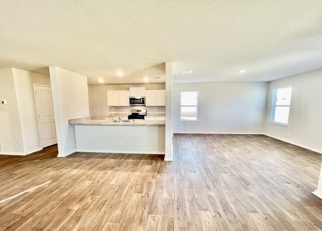 4-bedroom rental at 13806 Valley Patch in San Antonio, TX — photo 2