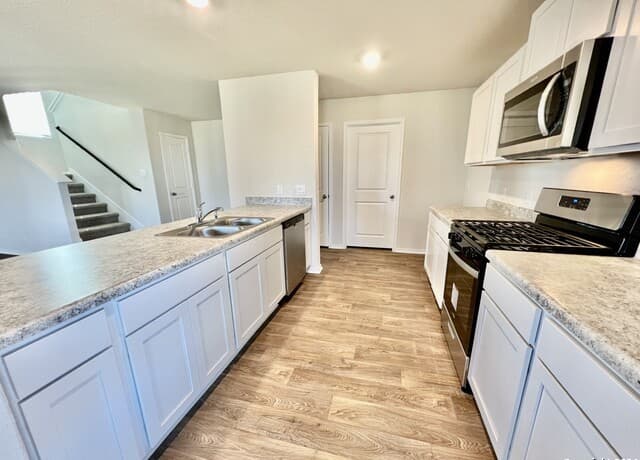 4-bedroom rental at 13806 Valley Patch in San Antonio, TX — photo 3