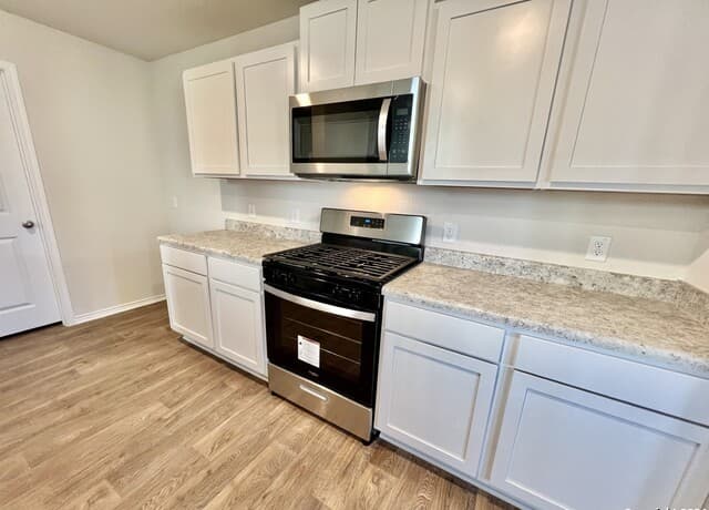 4-bedroom rental at 13806 Valley Patch in San Antonio, TX — photo 4