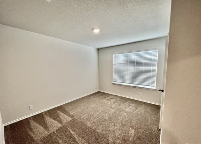 4-bedroom rental at 13806 Valley Patch in San Antonio, TX — photo 5