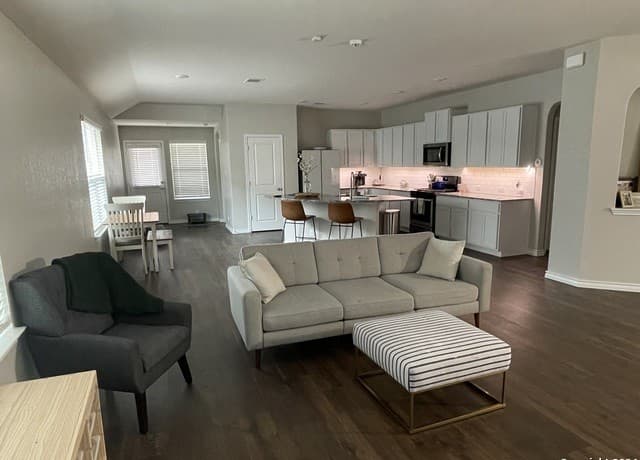 4-bedroom rental at 129 Garden Emerald in San Antonio TX