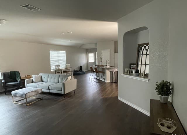 4-bedroom rental at 129 Garden Emerald in San Antonio, TX — photo 2
