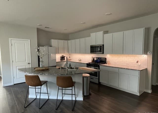 4-bedroom rental at 129 Garden Emerald in San Antonio, TX — photo 3