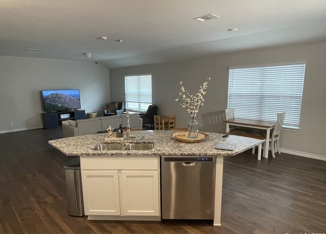 4-bedroom rental at 129 Garden Emerald in San Antonio, TX — photo 4