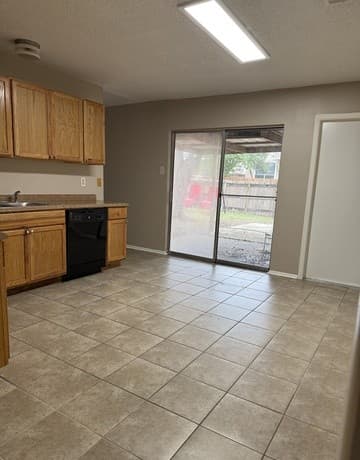 3-bedroom rental at 6626 Spring Garden St in San Antonio, TX — photo 5