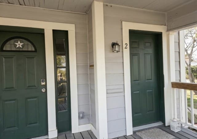 2-bedroom rental at 731 N Pine in San Antonio, TX — photo 2