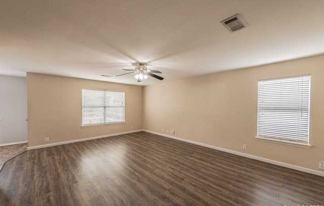 3-bedroom rental at 1302 Bobcat Pass in San Antonio, TX — photo 3