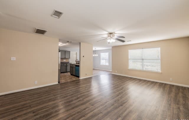 3-bedroom rental at 1302 Bobcat Pass in San Antonio, TX — photo 4