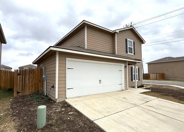 3-bedroom rental at 11803 Claudette in San Antonio, TX — photo 2