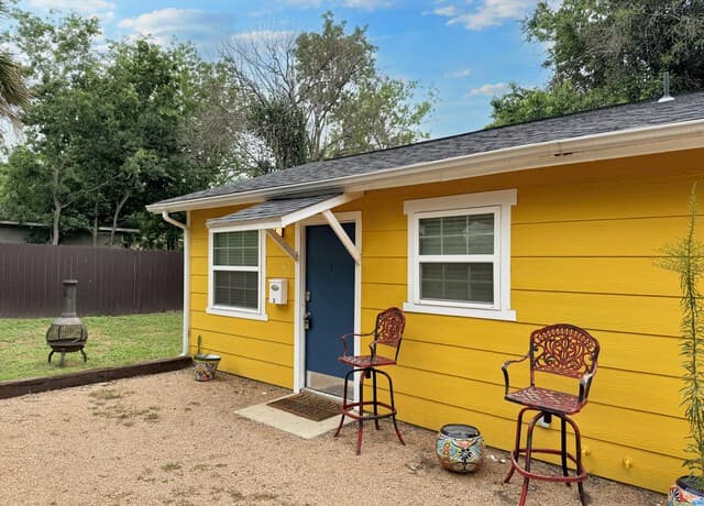 1-bedroom rental at 726 Denver Blvd Unit 3 in San Antonio, TX — photo 2