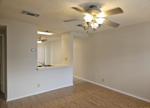 3-bedroom rental at 4923 Hill Mist in San Antonio, TX — photo 2