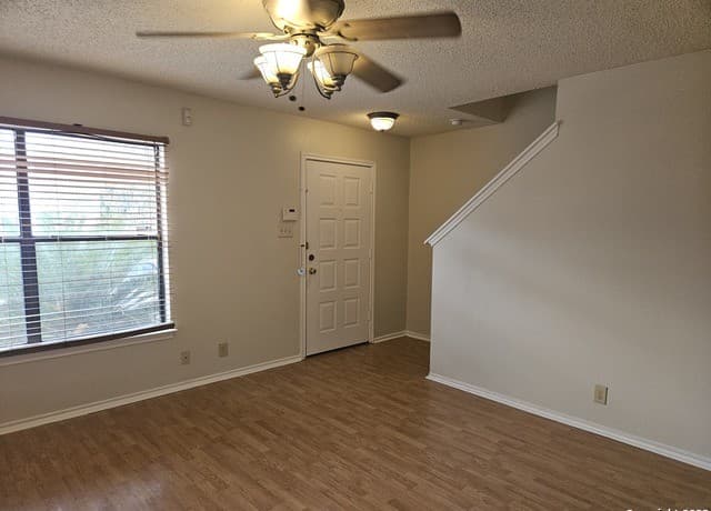 3-bedroom rental at 4923 Hill Mist in San Antonio, TX — photo 3
