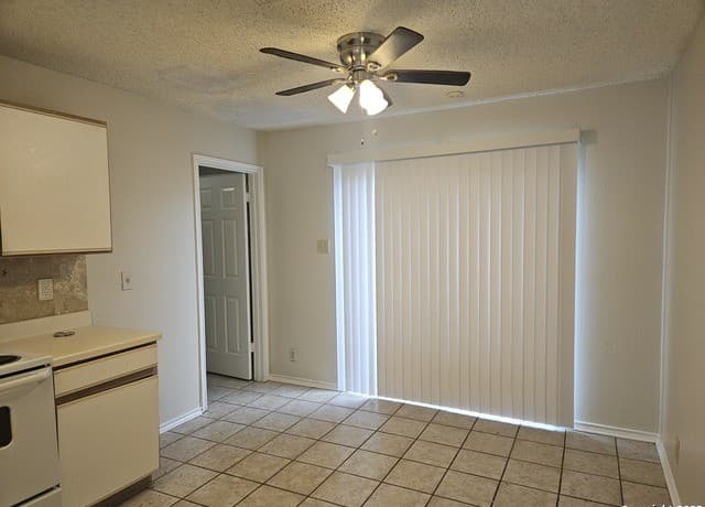 3-bedroom rental at 4923 Hill Mist in San Antonio, TX — photo 4