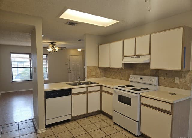 3-bedroom rental at 4923 Hill Mist in San Antonio, TX — photo 5