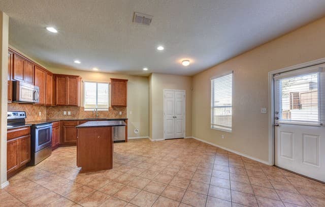 4-bedroom rental at 815 Cactus Star in San Antonio, TX — photo 5
