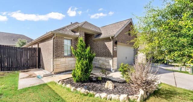 3-bedroom rental at 2105 Elysian in San Antonio, TX — photo 2