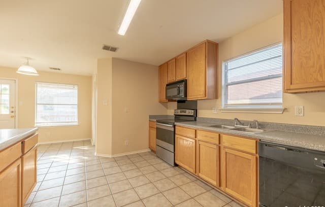 3-bedroom rental at 635 Lynx Mountain in San Antonio, TX — photo 5