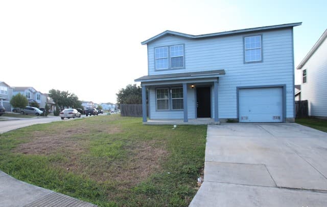 3-bedroom rental at 9715 Amber Ledge in San Antonio, TX — photo 2