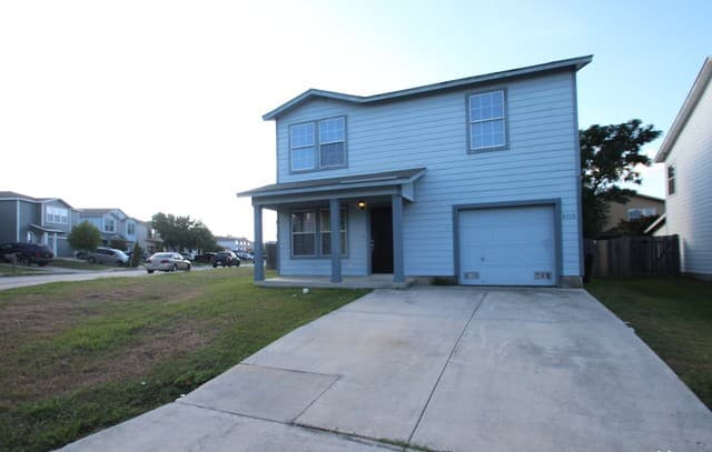 3-bedroom rental at 9715 Amber Ledge in San Antonio, TX — photo 3