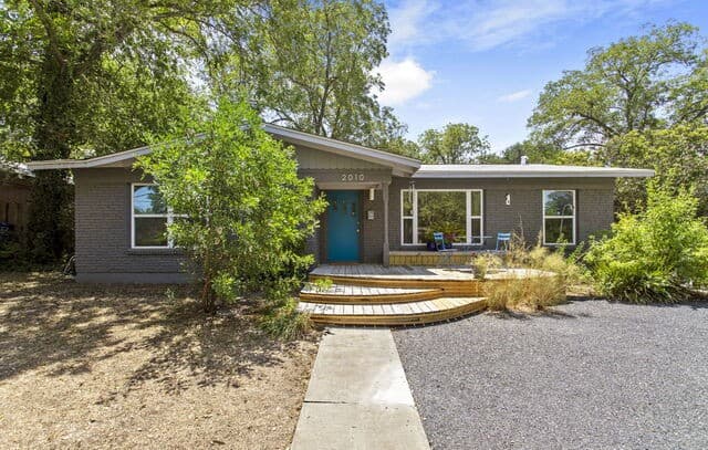 2010 Edgehill — photo 1