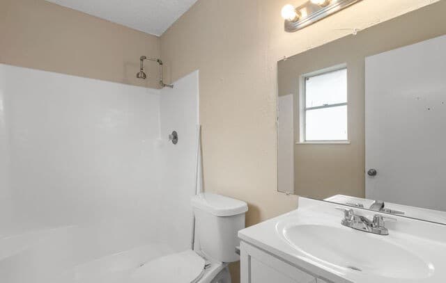 4-bedroom rental at 8219 Glen Lark in San Antonio, TX — photo 4