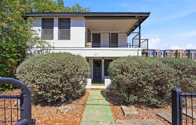 1-bedroom rental at 127 Clay Unit 2 in San Antonio, TX — photo 2