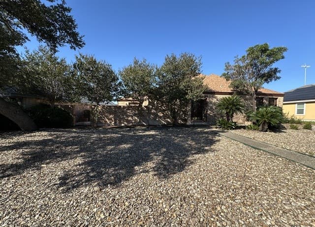 3-bedroom rental at 6461 Firestone Pkwy in San Antonio, TX — photo 2