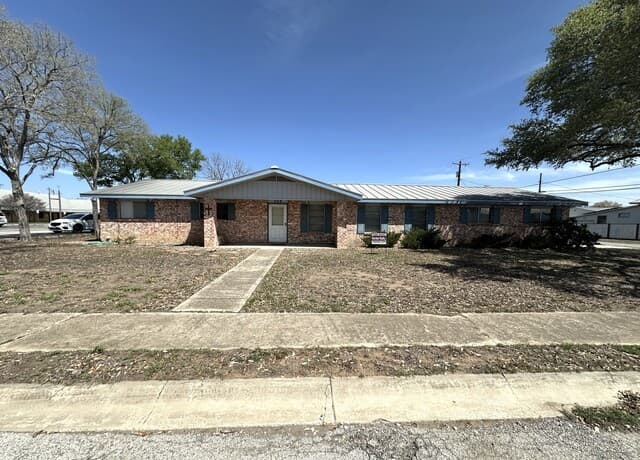 208 W Benton — photo 2