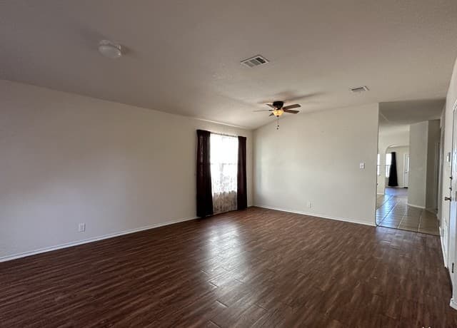 3-bedroom rental at 668 Granite Cliff in San Antonio, TX — photo 2