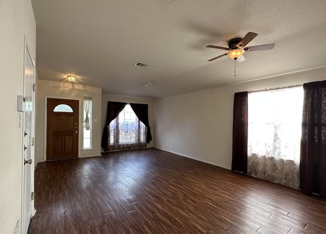3-bedroom rental at 668 Granite Cliff in San Antonio, TX — photo 3