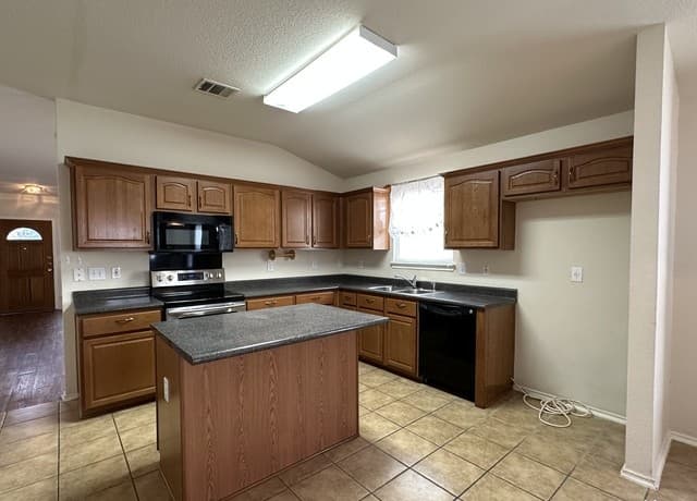 3-bedroom rental at 668 Granite Cliff in San Antonio, TX — photo 4