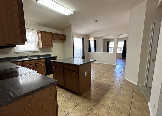 3-bedroom rental at 668 Granite Cliff in San Antonio, TX — photo 5