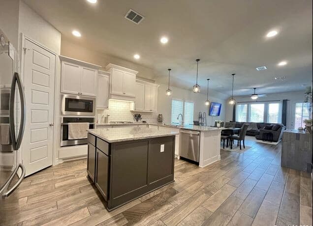 3-bedroom rental at 14158 Blind Bandit Creek in San Antonio, TX — photo 3