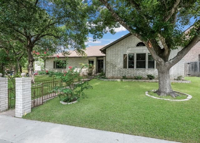 4-bedroom rental at 9231 Linbrooke in San Antonio, TX — photo 2