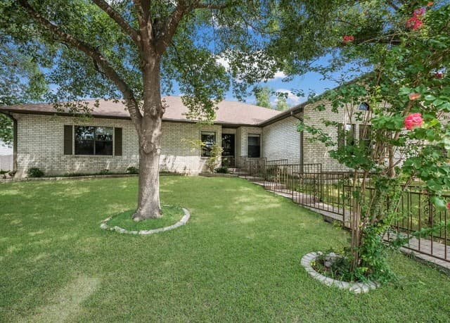 4-bedroom rental at 9231 Linbrooke in San Antonio, TX — photo 3