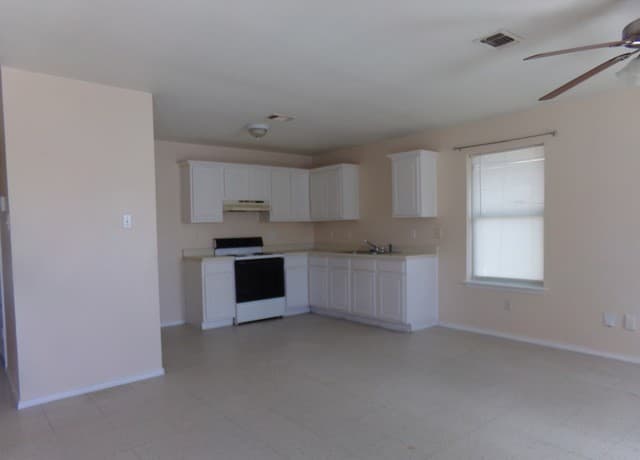 3-bedroom rental at 9228 Balboa Port in San Antonio, TX — photo 3