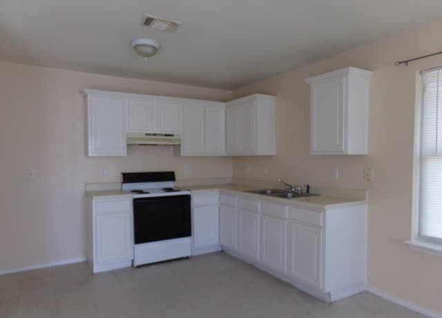 3-bedroom rental at 9228 Balboa Port in San Antonio, TX — photo 4