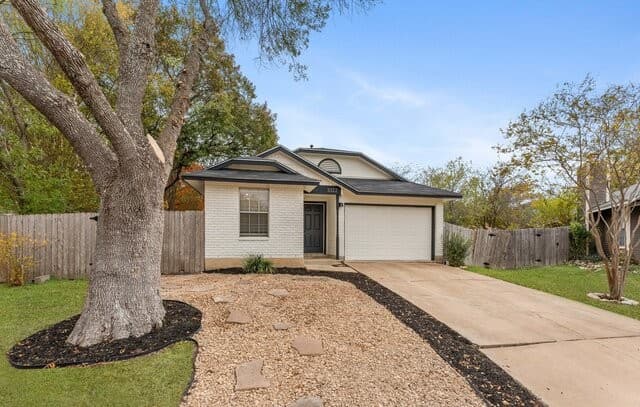 3-bedroom rental at 3322 Stoney Mist in San Antonio, TX — photo 3