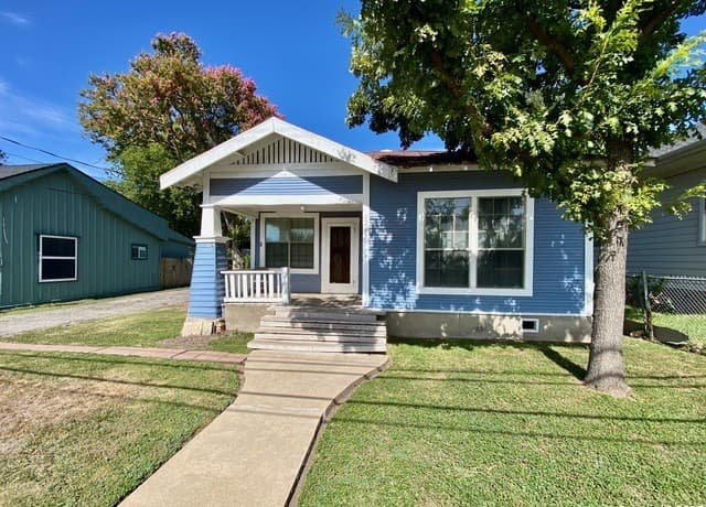 2213 N Flores — photo 1