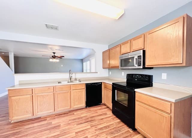3-bedroom rental at 12251 Autumn Cherry in San Antonio, TX — photo 4